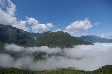 この辺りは標高1300m程度ですが、山間部は霧が立ち込めて、谷を覆っています