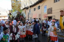 南東部の都市クスコ近郊の町。たまたま年に一度のお祭りでした