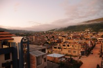 ハエンの町の朝焼け。朝の5時くらいからはバンバン車が走ります。そして常にどこかでクラクションが鳴っていて起こされます